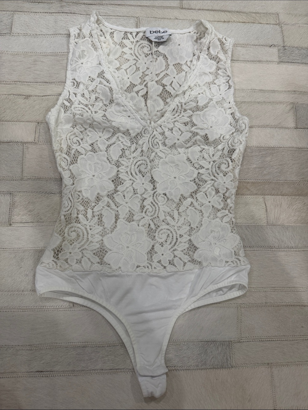 bebe White Floral Lace V-Neck Sleeveless Bodysuit